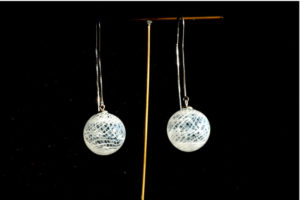 Boucles d'oreilles perle soufflée filigrane blanc