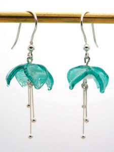 Boucles d'oreilles "Fuchsia" émeraude filigrane blanc