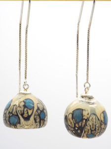 Boucles d'oreilles perle soufflée ivoire, noir et bleu