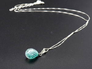 pendentif + chaîne émeraude filigrane blanc