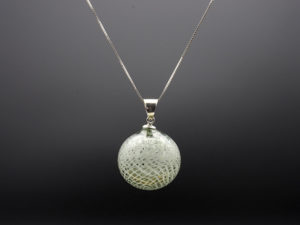 pendentf perle soufflée gris transp filigrane blanc+ chaine