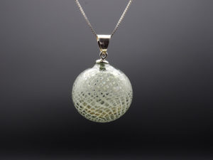 pendentf perle soufflée gris transp filigrane blanc+ chaine detail