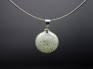 pendentif perle soufflée gris transp filigrane blanc+ chaîne serpent