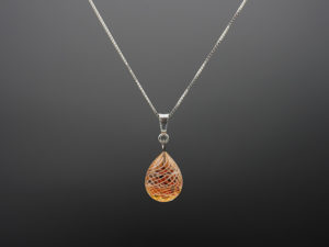 pendentif + chaine ambre filigrane blanc