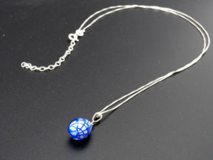 pendentif + chaîne blanc filigrane bleu