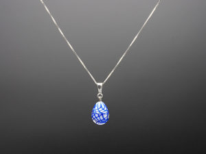 pendentif + chaine blanc filigrane bleu