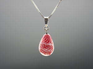 pendentif + chaine rouge filigrane blanc
