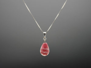 pendentif + chaine rouge filigrane blanc