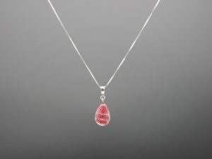 pendentif + chaine rouge filigrane blanc