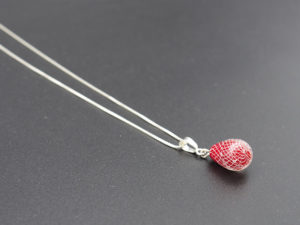 pendentif + chaine rouge filigrane blanc