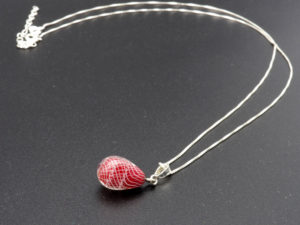 pendentif + chaîne rouge filigrane blanc