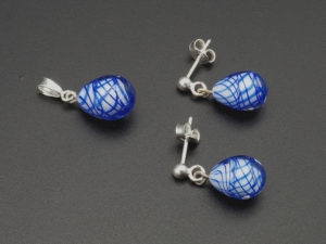 pendentif seul + bo puce blanc filigrane bleu intense