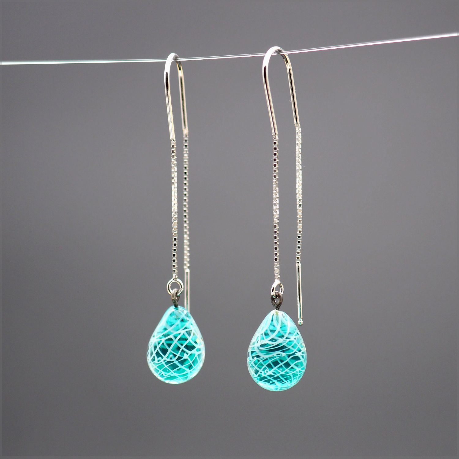 Boucles d'oreilles chainette émeraude filigrane blanc