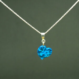 collier cœur en verre bleu transparent filigrane blanc